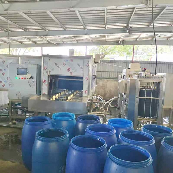 廣東德美精細(xì)化工集團(tuán)股份有限公司隧道式洗桶機(jī)，桶蓋清洗機(jī)使用現(xiàn)場(chǎng)